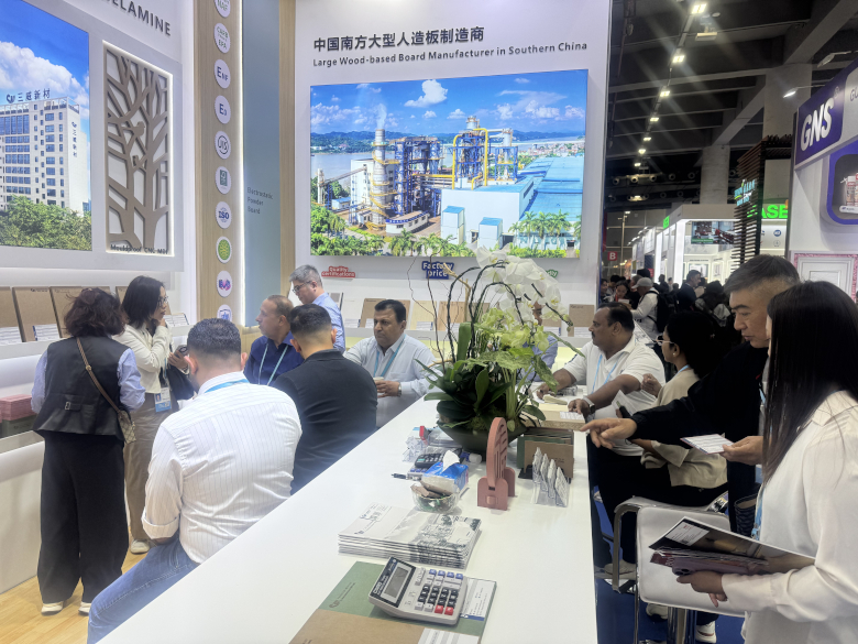 广交会上的国表客户征询广东会官网新材产品 广交会上的国表客户征询广东会官网新材产品