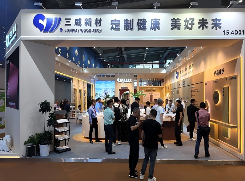 广东会官网新材参展第57届中国度博会 2026年3月广东会官网新材参展第57届中国度博会期间的展台人流涌动的情景